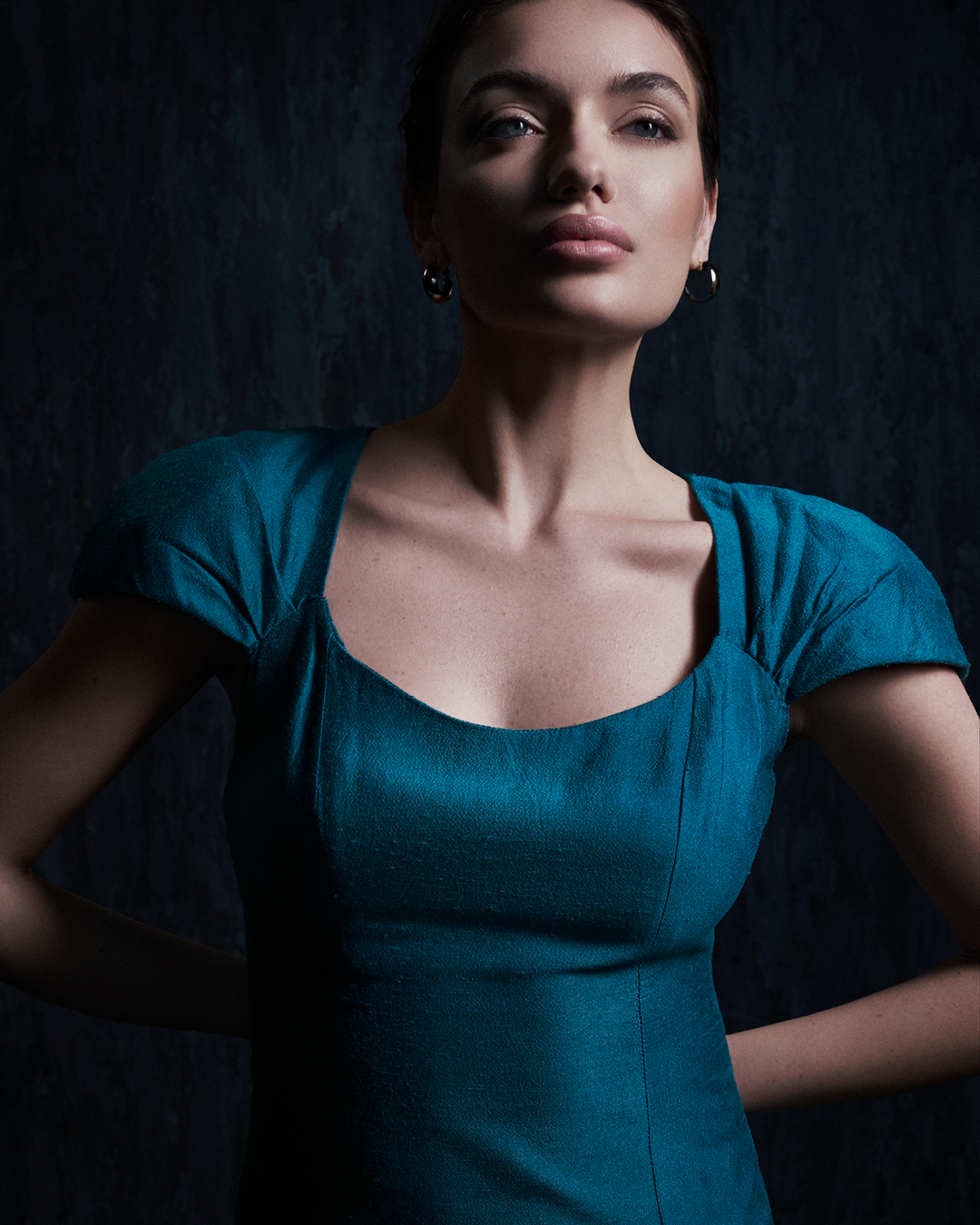 Ritratto Intimate Beauty con abito blu