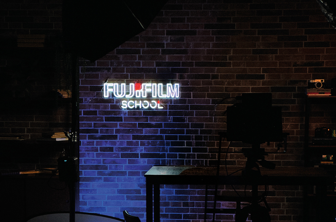 Gruppo di lavoro sul set del corso Pronti allo scatto di Fujifilm School