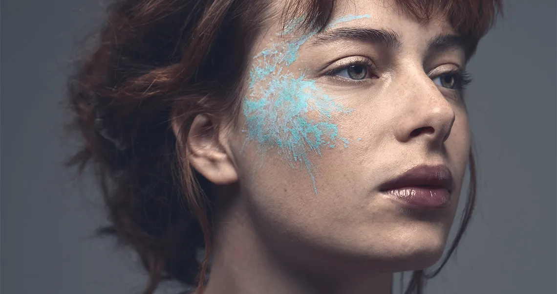 Fotografia Beauty con make-up azzurro realizzata in studio