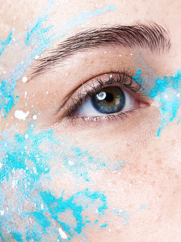 Dettaglio fotografico Beauty con make-up azzurro e texture della pelle