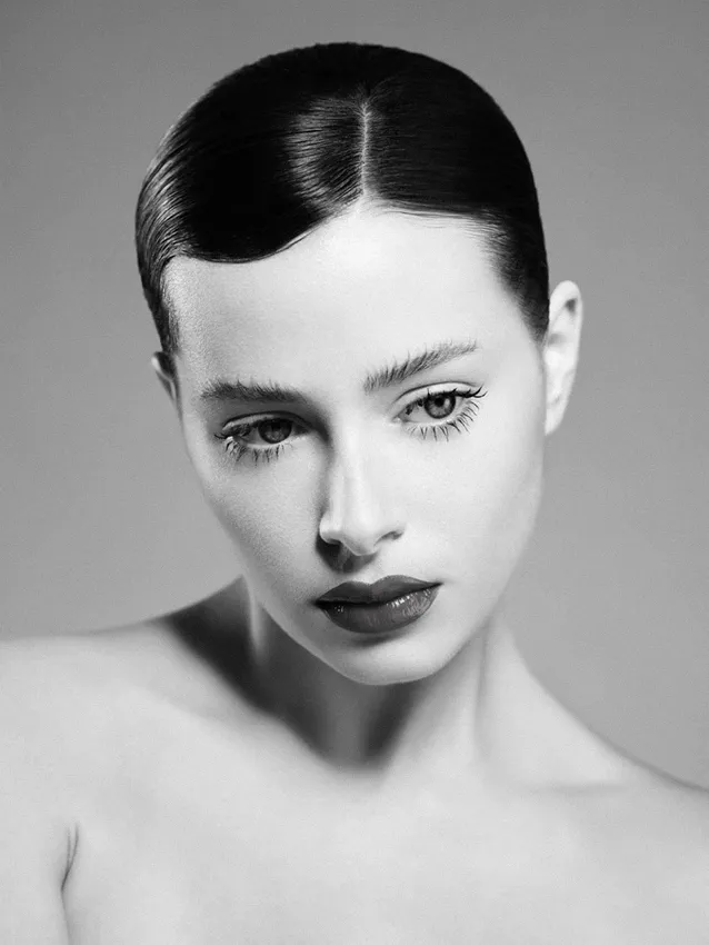 Ritratto Beauty in bianco e nero con illuminazione controllata