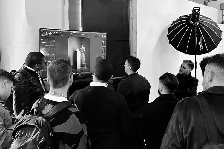 Dimostrazione di Capture One durante una sessione fotografica in tethering con gruppo di partecipanti