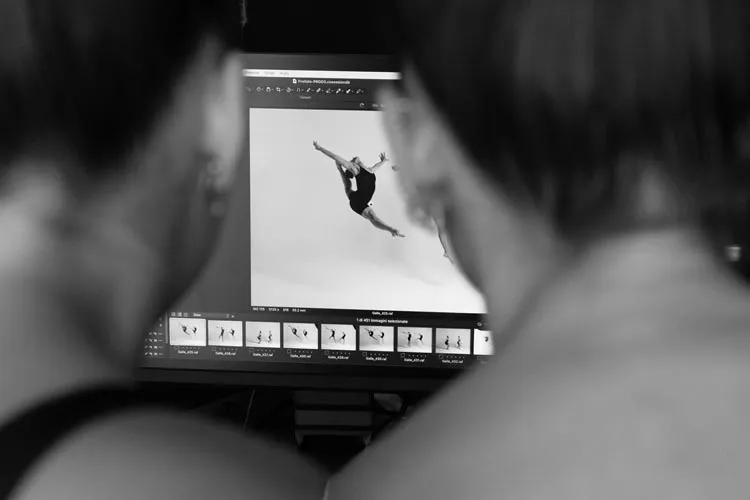 Selezione delle immagini in Capture One durante una sessione fotografica con ballerina in studio
