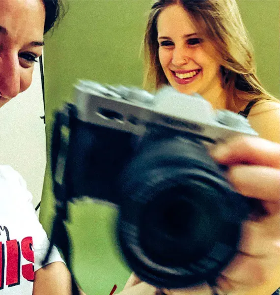 Partecipanti durante un'esercitazione pratica di fotografia
